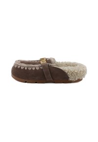 Pantofole in suede marrone con fodera in pelliccia sintetica, dettaglio intrecciato e fibbia dorata. Suola piatta con battistrada testurizzato per aderenza e durata.