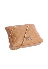 Bolso acolchado beige con correa de cadena dorada y detalle de logo. Presenta una textura suave y una forma rectangular, adecuado para diversas ocasiones.