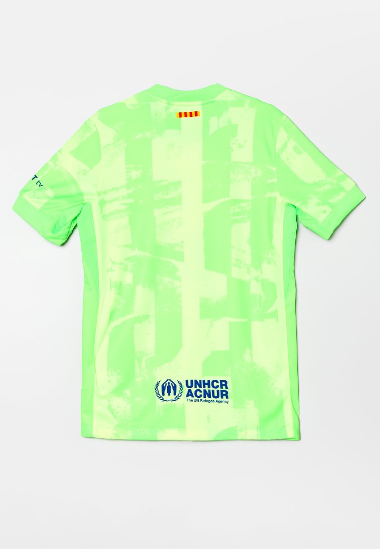 Jasnozielona koszulka sportowa z teksturowanym wzorem, krótkimi rękawami i okrągłym dekoltem. Zawiera logo UNHCR oraz akcenty flagi Hiszpanii.