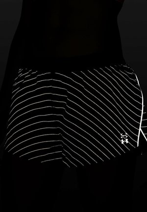 Pantaloncini neri con strisce riflettenti bianche e logo Under Armour. Texture liscia, vestibilità atletica, progettati per la visibilità in condizioni di scarsa illuminazione.