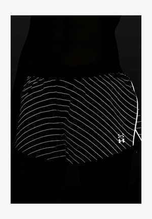 Pantaloncini neri con strisce riflettenti bianche e logo Under Armour. Texture liscia, vestibilità atletica, progettati per la visibilità in condizioni di scarsa illuminazione.