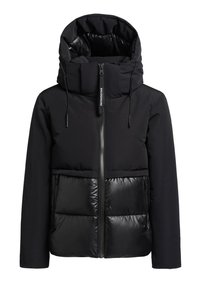 Zwarte pufferjack met een capuchon, met een combinatie van matte en glanzende texturen, een rits aan de voorkant en grote zakken onderaan.