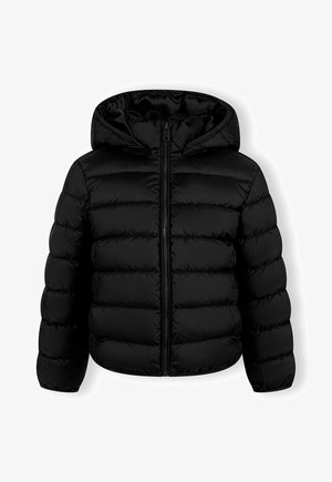 Mustat puhvijakku, jossa on vetoketjusuljenta, huppu ja twistimallinen muotoilu, jossa on näkyvät vaakasaumat. Pehmeä, sileä kankaan pinta.