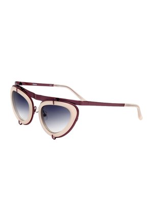 Occhiali da sole con montatura cat-eye color amaranto e beige e lenti scure sfumate, mostrati a tre quarti su sfondo bianco.