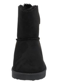 Svart mocka ankelstövel med rund tå, texturerad ovandel, fårskinnsdetalj vid manchet och en hållbar gummisula.