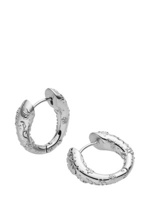 Silberne Creolen mit erhabenen Blumen- und Rankenmustern, die ein leicht massives und poliertes Design mit einem Scharnierverschluss zeigen.