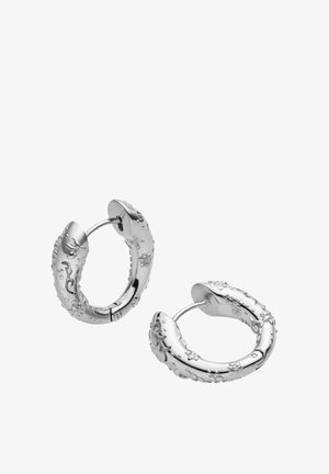 Silberne Creolen mit erhabenen Blumen- und Rankenmustern, die ein leicht massives und poliertes Design mit einem Scharnierverschluss zeigen.