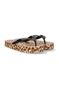 Chanclas de estampado de leopardo con una suela texturada en marrón y crema y tiras de goma negras, con un ligero diseño de plataforma.