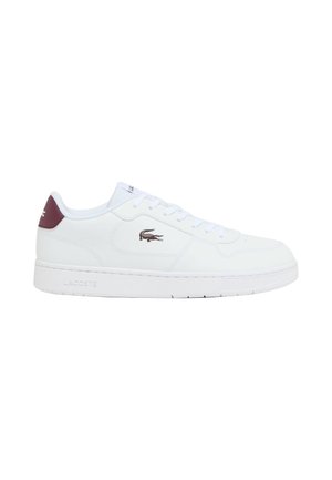Zapatilla blanca de corte bajo con diseño de cordones, lengüeta en color burdeos y un pequeño logo de cocodrilo en el lateral.
