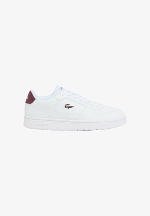 Sneaker bianca low-top con design con lacci, linguetta sul tallone color amaranto e piccolo logo del coccodrillo sul lato.