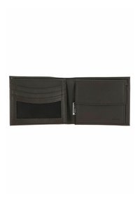 Cartera bifold de cuero marrón oscuro abierta, mostrando múltiples ranuras para tarjetas, ventana de malla para identificación y un monedero con solapa.