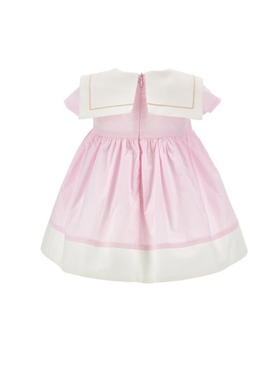 Vestito rosa per bambina con colletto e orlo a motivo marinaresco bianco, maniche corte, vita arricciata e chiusura con cerniera sul retro.