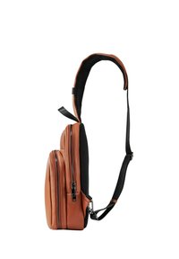 Sac bandoulière en cuir synthétique marron avec double zip, rembourrage en maille sur la sangle, profil mince et sangle noire réglable.