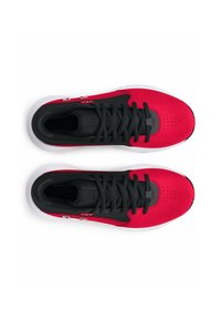 Baskets de sport rouges avec des accents noirs, dotées d'un dessus texturé, d'un bout rond et de semelles en caoutchouc blanc. Comprend des lacets noirs et des détails de perforation.