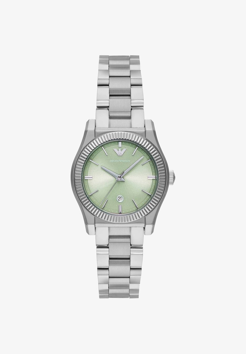 Orologio da polso in metallo argento con quadrante verde chiaro, tre lancette, finestra per la data alle 6 e ghiera testurizzata su cinturino a maglie.