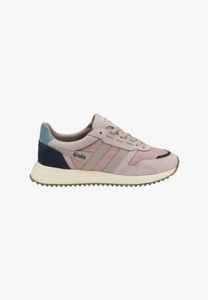 Gola sneakers hebben een roze en beige suède bovenwerk met gaasaccenten, een gestructureerde marineblauwe hak en een geribbelde rubberen zool.