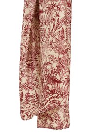 Tissu fluide présentant un fond crème avec des motifs botaniques bordeaux complexes, mettant en valeur les détails des feuilles et des fleurs.