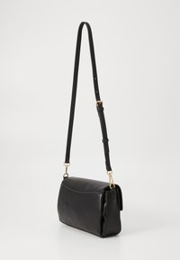 Borsa a tracolla in pelle nera con forma rettangolare, tracolla regolabile e dettagli in metallo dorato. Texture liscia e design minimale.