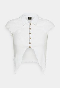 Camisa branca cropped com gola, mangas curtas com franzido e frente com botões, apresentando seis botões bege. Detalhes na bainha com recortes.