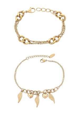 Armbanden met goudkleurige tonen. Eén heeft schakels die in elkaar haken en een karabijnsluiting; de andere heeft blaadjes- en hartvormige bedels met een schakelkettinkje als ontwerp.