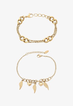 Armbanden met goudkleurige tonen. Eén heeft schakels die in elkaar haken en een karabijnsluiting; de andere heeft blaadjes- en hartvormige bedels met een schakelkettinkje als ontwerp.