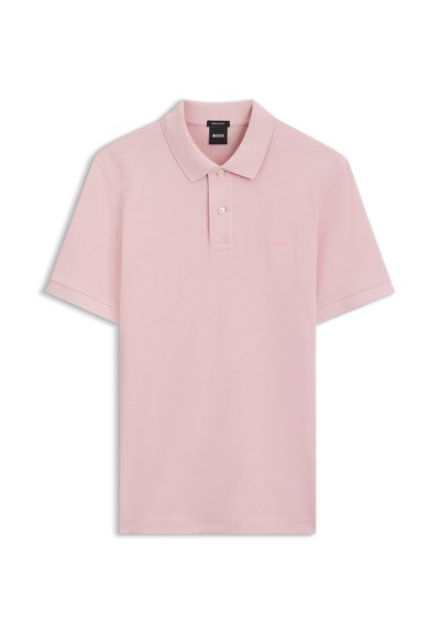 Polo rose clair à manches courtes avec deux boutons et petit logo brodé sur le côté gauche de la poitrine.