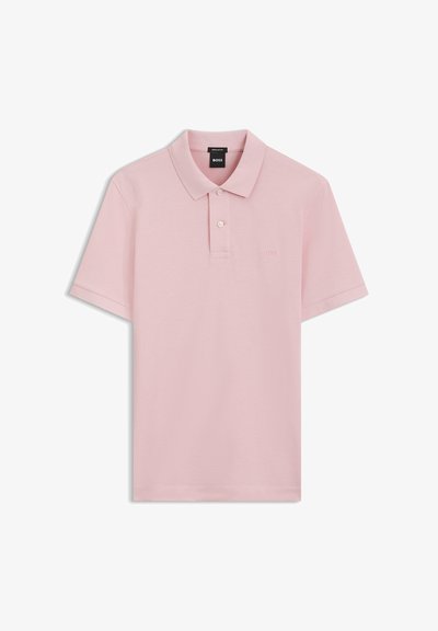 Polo rose clair à manches courtes avec deux boutons et petit logo brodé sur le côté gauche de la poitrine.