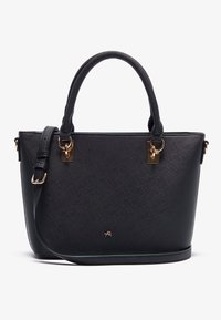 Sac à main en cuir noir texturé avec deux poignées, bandoulière amovible et accessoires en métal doré sur fond blanc.