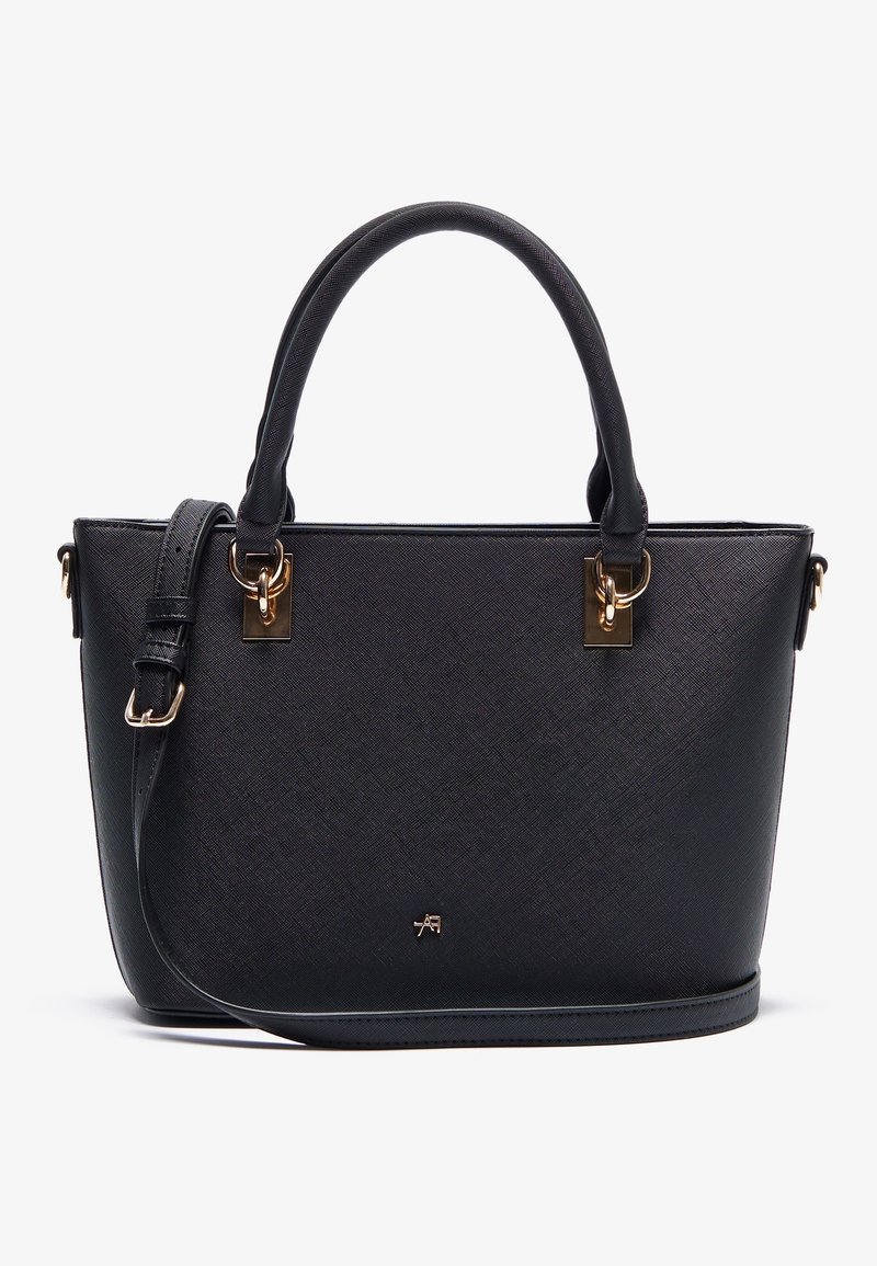 Sac à main en cuir noir texturé avec deux poignées, bandoulière amovible et accessoires en métal doré sur fond blanc.