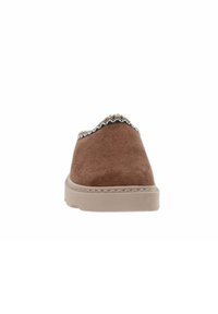 Pantofola in suede marrone con punta arrotondata, cuciture a contrasto e un bordo testurizzato lungo l'apertura. Superficie morbida con una suola bassa di colore beige.