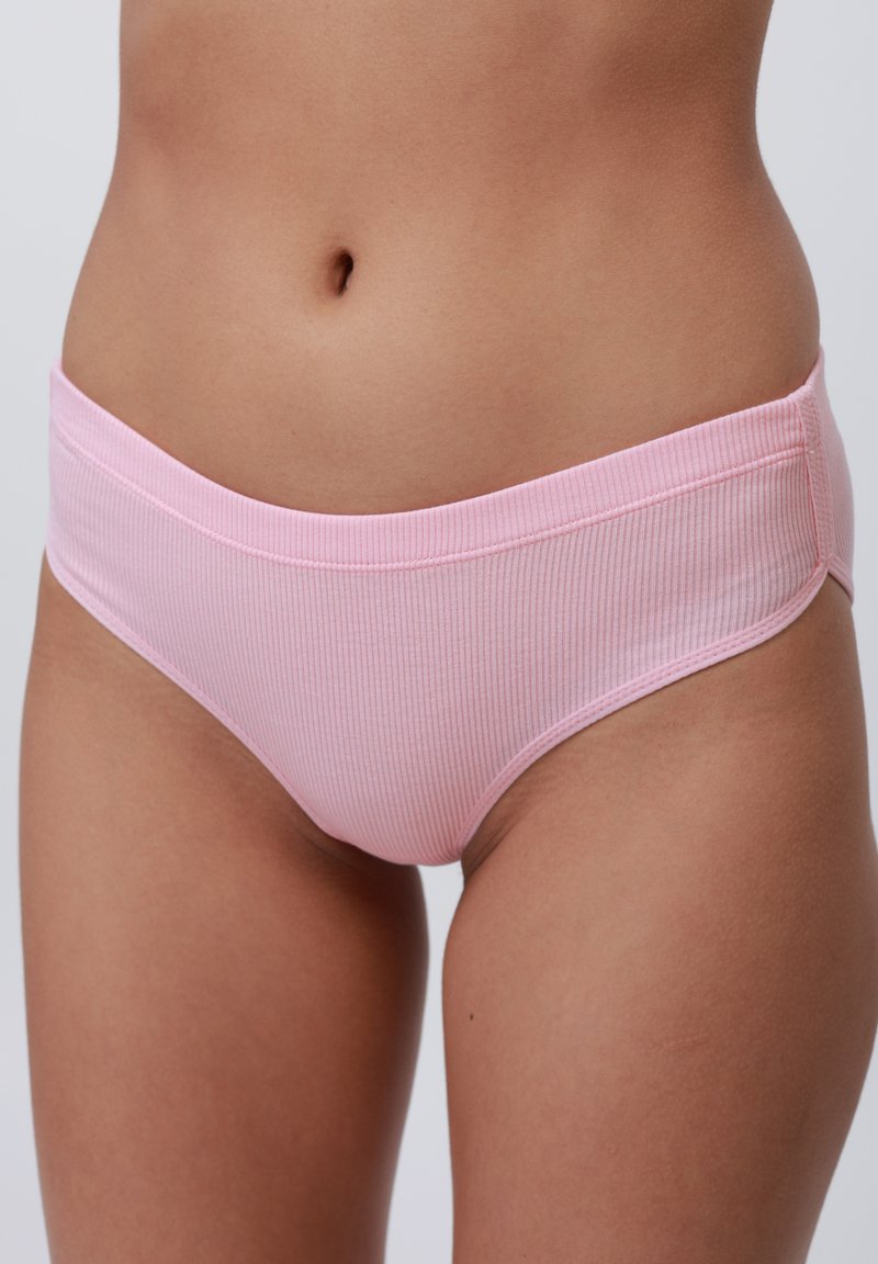 Bas de bikini rose à côtes avec une ceinture élastique lisse, présentant un design ajusté et un style minimaliste.