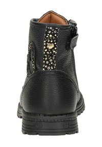 Zwarte leren enkelboot met een gestructureerd oppervlak, decoratieve metalen accenten en een zijrits. Heeft een robuuste rubberen zool met profiel.