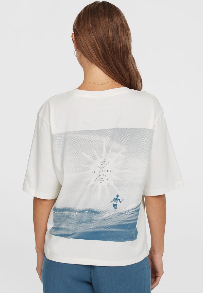 Weißes Baumwoll-T-Shirt mit kurzen Ärmeln, das ein blauer grafischer Entwurf von Meereswellen und einer Figur zeigt, mit Strahlen und Textelementen auf der Rückseite.
