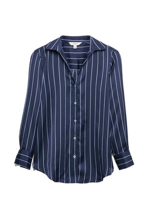 Granatowa koszula z długim rękawem w białe pionowe paski, z zapięciem na guziki z przodu, z wysmuklonym kołnierzykiem i mankietami zapinanymi na jeden guzik; gładka tekstura materiału.