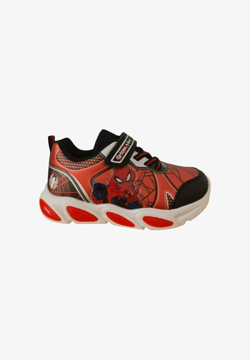 Sneaker rosse e nere con grafiche di Spider-Man, linguetta in rete, fascia regolabile e suola bianca con accenti rossi.