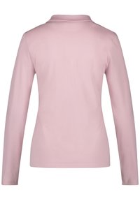 Langärmliges Poloshirt aus weichem rosa Stoff mit klassischem Kragen. Glatte Textur, taillierte Passform und gestickte Saumdetails.