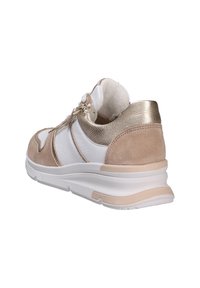 Baskets beiges et blanches avec un dessus en cuir et daim texturé. Présente un accent doré, une fermeture éclair et une semelle blanche rembourrée.