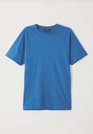 Camiseta de algodón azul con mangas cortas, cuello redondo y una textura suave. Sin patrones ni acentos. Diseño simple y clásico.