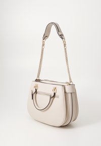 Borsa a mano in pelle beige con tracolla a catena, caratterizzata da una forma arrotondata, accessori dorati e una tasca con zip sul davanti. Texture liscia, design minimalista.