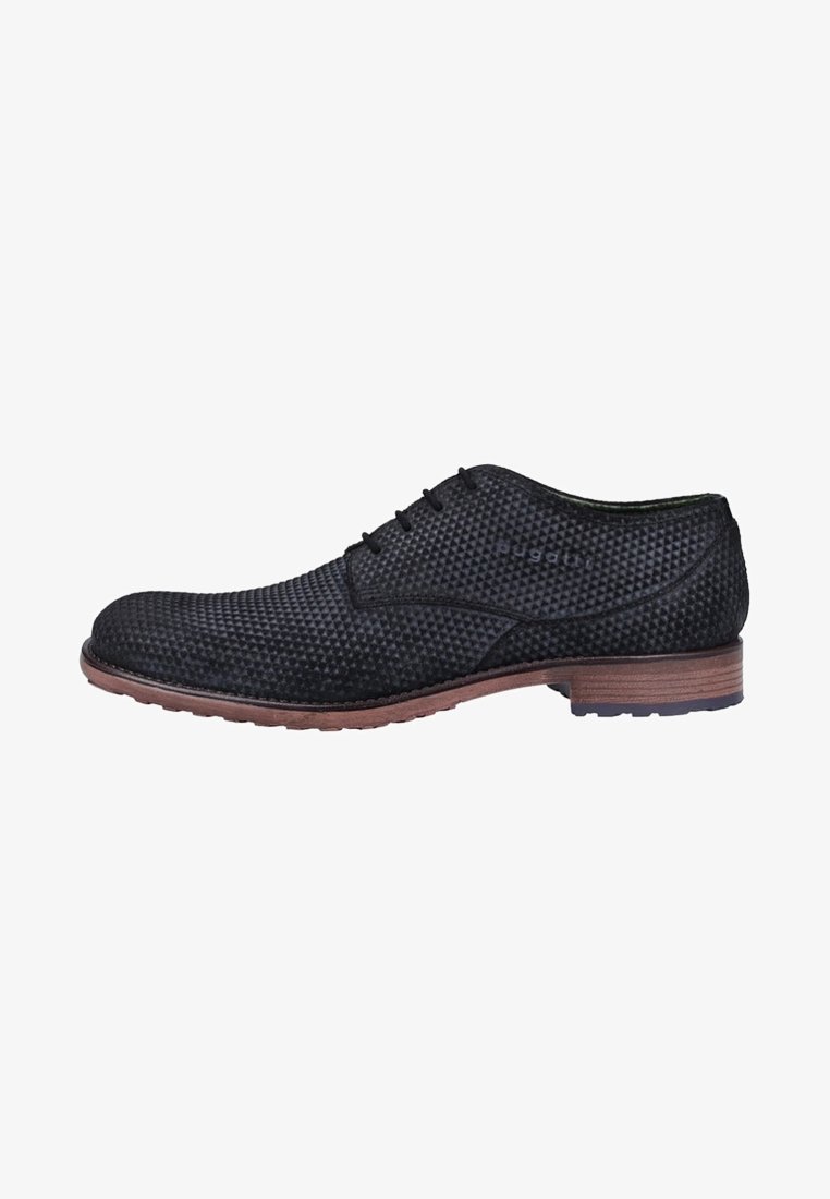 Chaussure habillée pour homme en cuir texturé noir à lacets, semelle marron et petit talon, vue de côté.