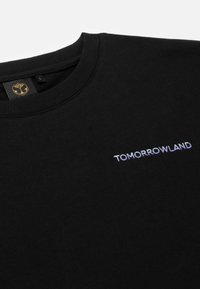 Zwarte sweatshirt met een ronde hals. "TOMORROWLAND" geborduurd in paars op de borst. Zachte textuur, casual pasvorm.