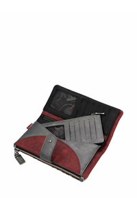 Billetera gris y marrón hecha de cuero con cierre de cremallera, múltiples compartimentos para tarjetas, un bolsillo transparente para identificación y una superficie texturizada.