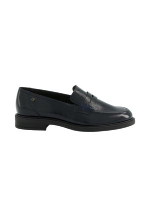 Mocassin noir en cuir verni à enfiler, avec un petit talon et une bride décorative sur le dessus.