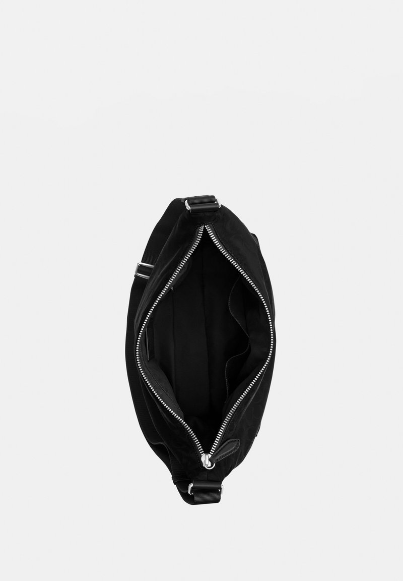 Bolso de hombro negro con cremallera plateada, correa ajustable y compartimento principal abierto que muestra bolsillos internos.