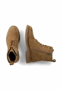 Braune Wildleder-Stiefeletten mit Schnürsenkeln vorne, seitlichem Reißverschluss und profilierter Gummisohle. Verfügen über eine Schlaufe für einfaches An- und Ausziehen.