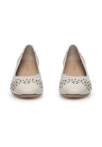 Baliniai smėlio spalvos odiniai bateliai su apvalia nosimi, kuriose yra išraiškingi pjautiniai gėlių raštai ir lygi tekstūra. Švelniai ruda padų spalva.