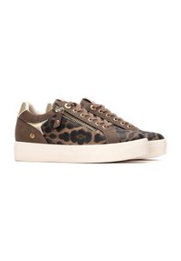 Zapatillas con estampado de leopardo en ante marrón y beige, con un acento dorado en la cremallera, punta redonda y una suela de goma blanca.