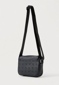 Borsa crossbody nera realizzata in ecopelle testurizzata, dotata di tracolla regolabile e motivo logo impresso sul davanti.