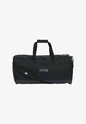 Czarna torba typu duffel Adidas z paskiem na ramię, górnymi uchwytami i naszywką z logo z przodu na białym tle.