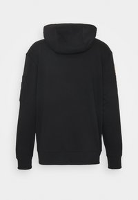 Černá mikina s kapucí, vyrobená z texturovaného materiálu, s dlouhými rukávy a kapsou na levém rukávu. Jednoduchý design na zadní straně.